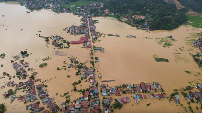 Lạng Sơn chìm trong biển nước, nhiều nhà ngập đến tận nóc. (Nguồn: Thanh Niên)