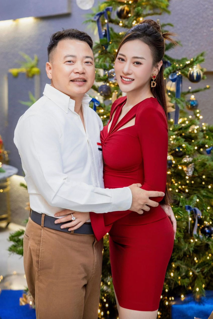 Shark Bình luôn hết mực cưng chiều, quan tâm Phương Oanh. Ảnh: FBNV