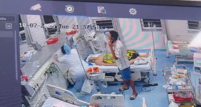 Nữ điều dưỡng Bệnh viện đa khoa Vũng Tàu bị người đàn ông đánh cái văng vào bức tường. (Nguồn: Thanh Niên)