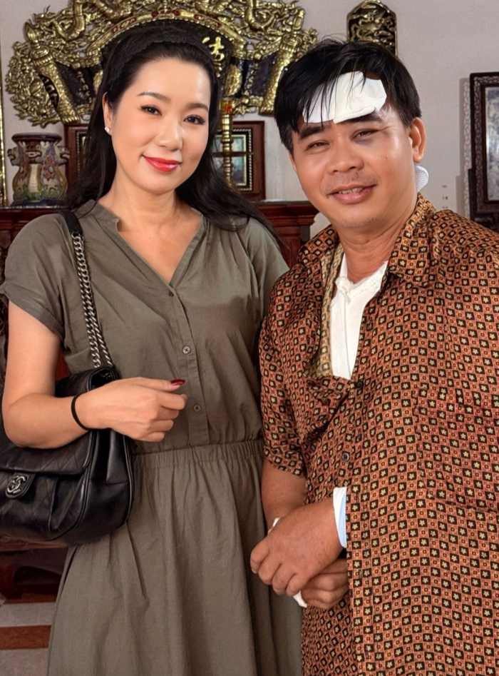 NSND Trịnh Kim Chi kịp thời đến thăm nam diễn viên Chánh Thuận. Ảnh: FBNV