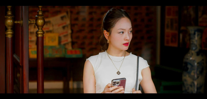 Phân cảnh 'tiểu tam' Linh đứng lặng dưới mưa, nhìn Mỹ Anh được chồng đưa đón tận nơi (Ảnh: NSX). 