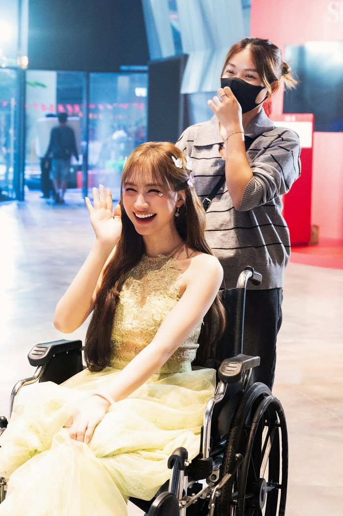 Hòa Minzy phải ngồi xe lăn vì chấn thương ở chân (Ảnh: FBNV).