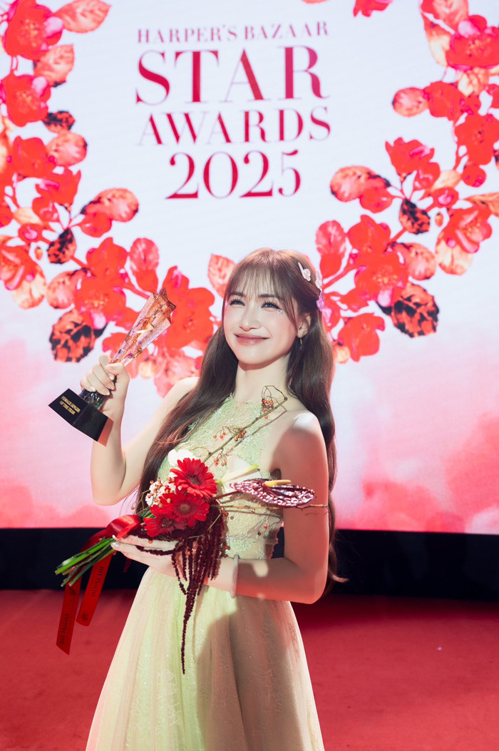 Hòa Minzy nhận giải thưởng 'Nữ ca sĩ của năm' (Ảnh: FBNV).