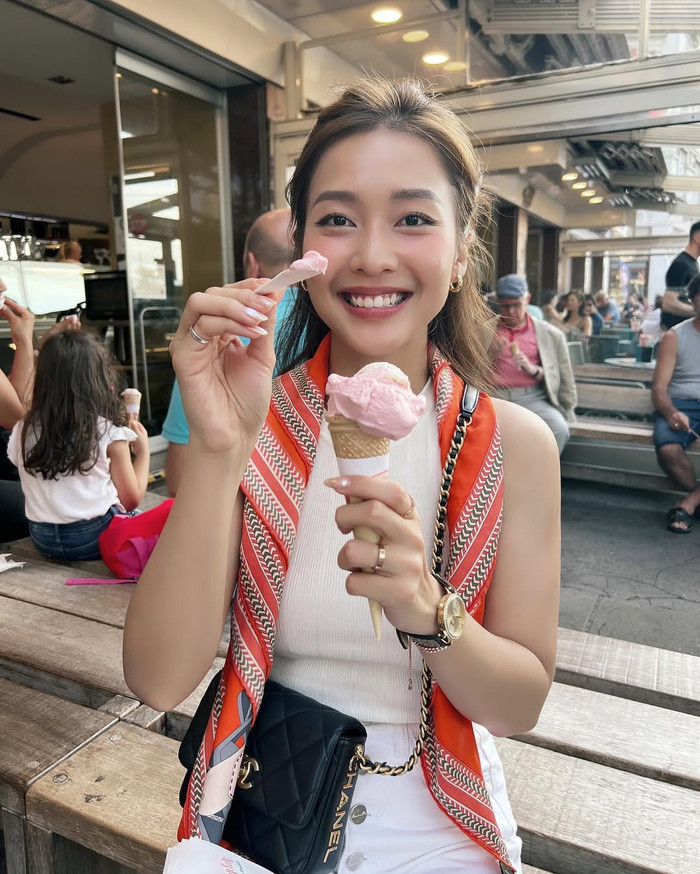 Khả Ngân và chiếc đồng hồ Coach Park Jacquard Signature. Ảnh: IGNV