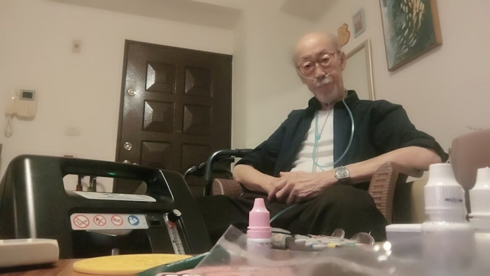 Nam diễn viên từng tiết lộ trên mạng xã hội rằng bản thân đã phải nằm viện hai tháng vì bệnh tật và cần máy thở oxy để duy trì sự sống. (Ảnh: HK01)