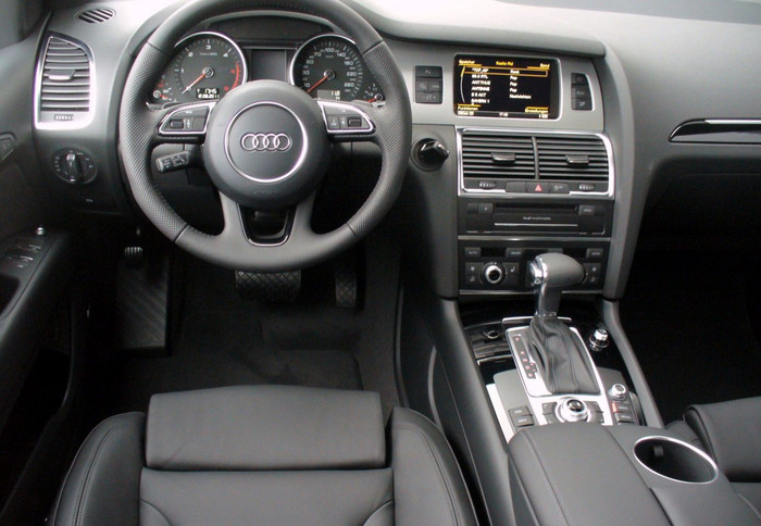 Khoang lái Audi Q7 3.6 FSI của ca sĩ Mỹ Tâm. (Nguồn: autodata1)