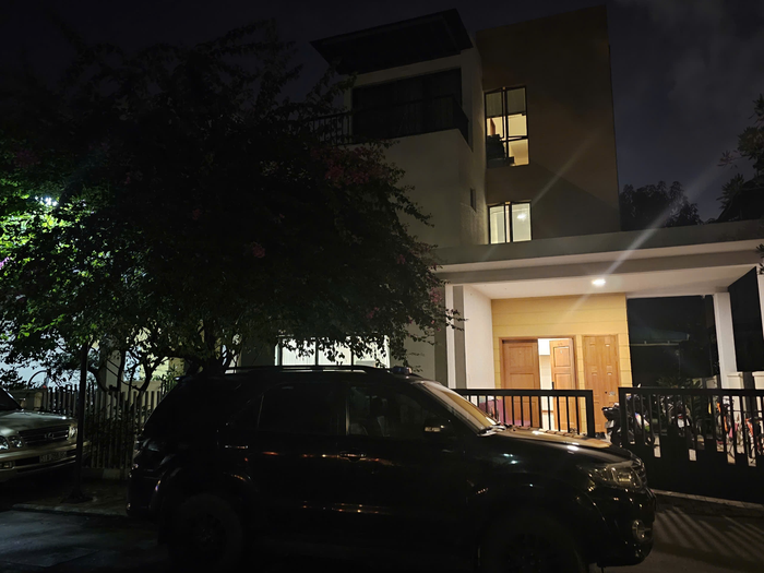 Bên ngoài nơi ở của diễn viên Trương Ngọc Ánh. (Ảnh: Công an TP.HCM)