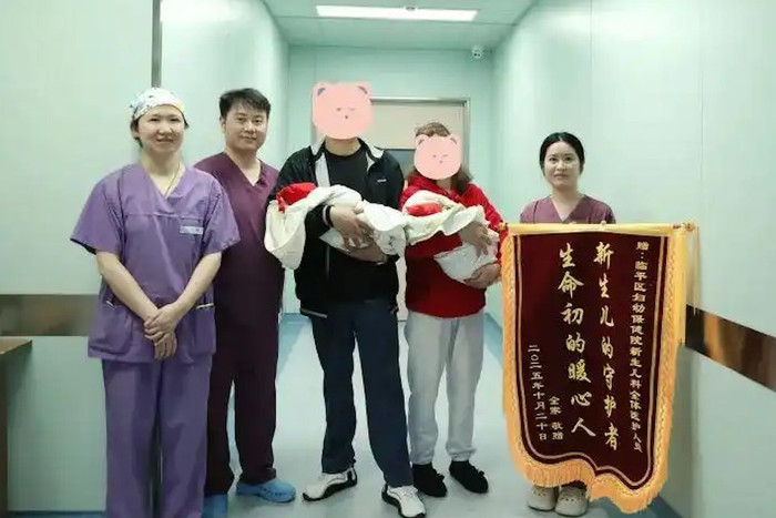 Người phụ nữ 52 tuổi sinh non cặp song sinh, bác sĩ giải cứu thần kỳ cả 3 mẹ con Ảnh 3