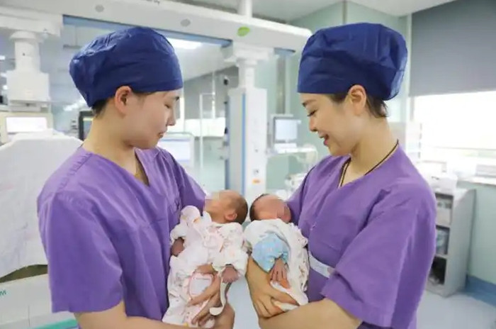 Người phụ nữ 52 tuổi sinh non cặp song sinh, bác sĩ giải cứu thần kỳ cả 3 mẹ con Ảnh 2