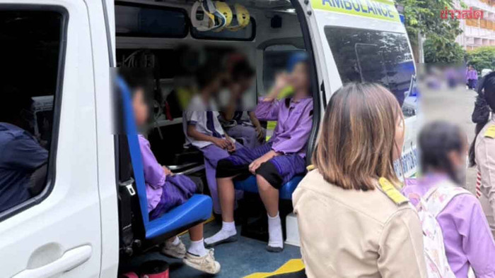 นักเรียนหลายสิบคนถูกนำตัวส่งโรงพยาบาลระหว่างพิธีต้อนรับผู้อำนวยการคนใหม่ ภาพที่ 3