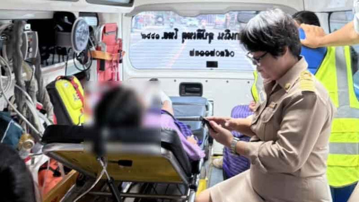 นักเรียนหลายสิบคนถูกนำตัวส่งโรงพยาบาลระหว่างพิธีต้อนรับผู้อำนวยการคนใหม่ ภาพที่ 2