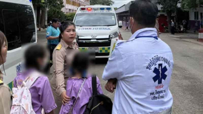 นักเรียนหลายสิบคนถูกนำตัวส่งโรงพยาบาลระหว่างพิธีต้อนรับผู้อำนวยการคนใหม่ ภาพที่ 1