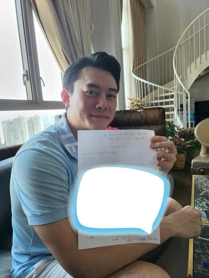 Mạng xã hội từng xôn xao về 2 bức ảnh Nguyễn Anh Dũng cầm giấy vay nợ nhưng anh không lên tiếng phản hồi về chuyện này.