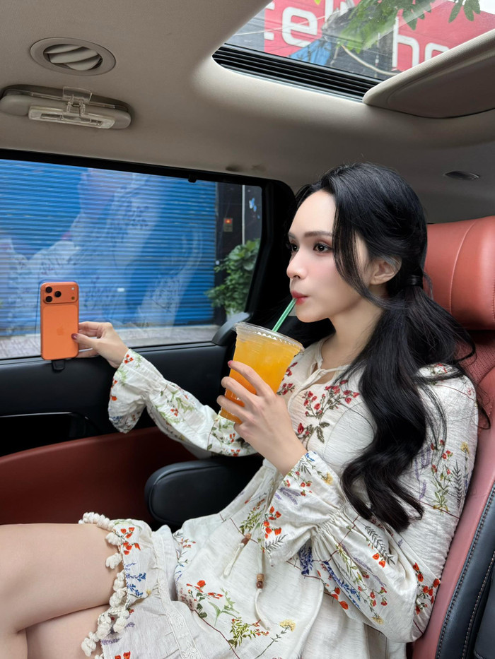 Hương Giang 'khoe nhẹ' chiếc điện thoại 1TB trên trang cá nhân. Ảnh: FBNV