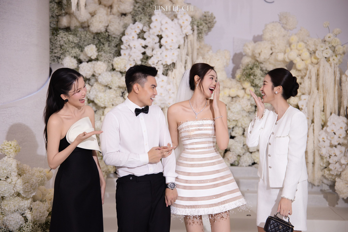 Một góc ảnh khác của Đỗ Mỹ Linh cũng bị soi lộ vòng 2 to bất thường. 