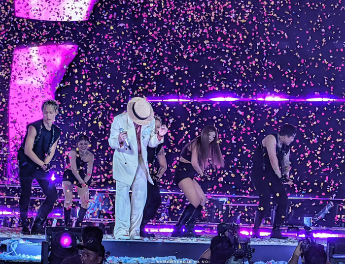 Suốt hai đêm diễn, G-Dragon liên tục biến hóa qua nhiều concept khác nhau (Ảnh: Phạm Thế Hiển).