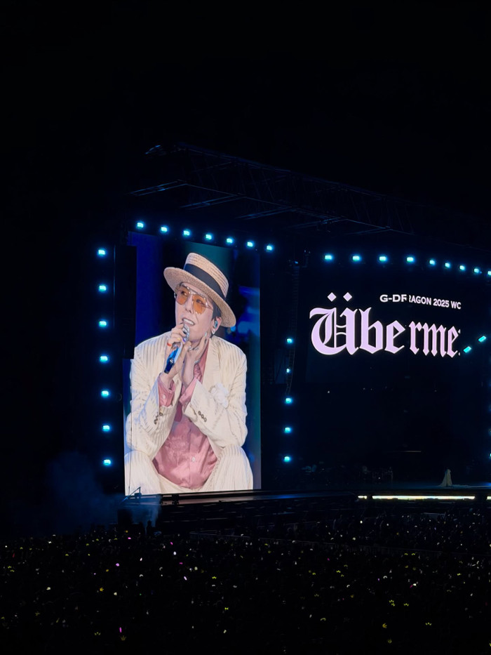 Khán giả như lạc vào một thế giới nơi âm nhạc, thời trang và nghệ thuật hòa quyện (Ảnh: Ở Đâu Cũng Chụp).