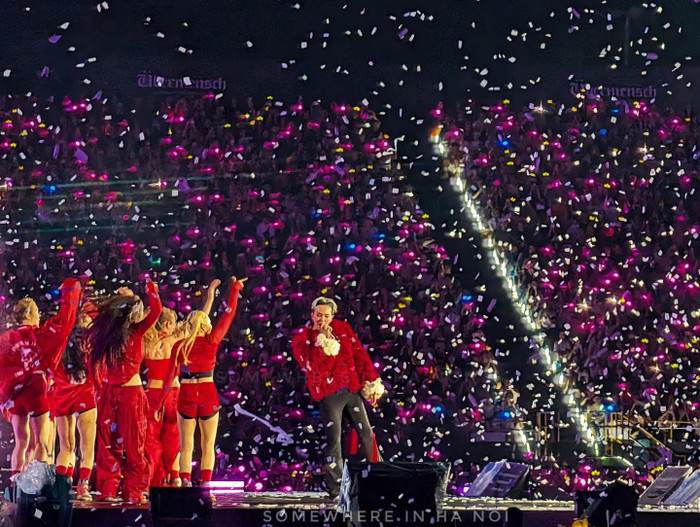 Biển người phát sáng với hàng chục nghìn lightstick đủ để thấy sức nóng mà G-Dragon mang đến Việt Nam (Ảnh: Phạm Thế Hiển).