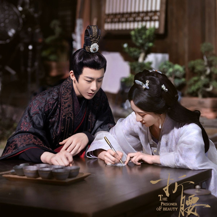 Khom Lưng - Tống Tổ Nhi và Lưu Vũ Ninh (Ảnh: Weibo). 