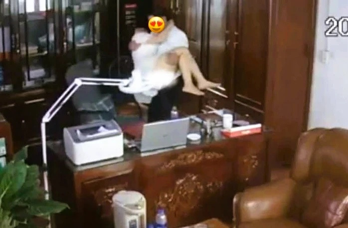 Thông tin mới vụ lộ clip nghi lãnh đạo trường THPT 'thân mật' với nhiều phụ nữ trong phòng làm việc Ảnh 1