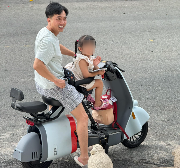 Doanh nhân Cường Đô La chở con gái đi học bằng xe điện trị giá 20 triệu. (Nguồn: FBNV)