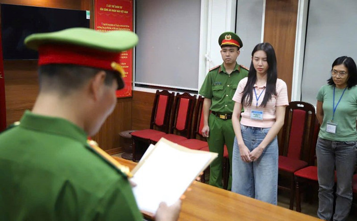 Báo Dân Xã Hoa hậu Thuỳ Tiên tại thời điểm nghe Công an đọc lệnh tạm giam.