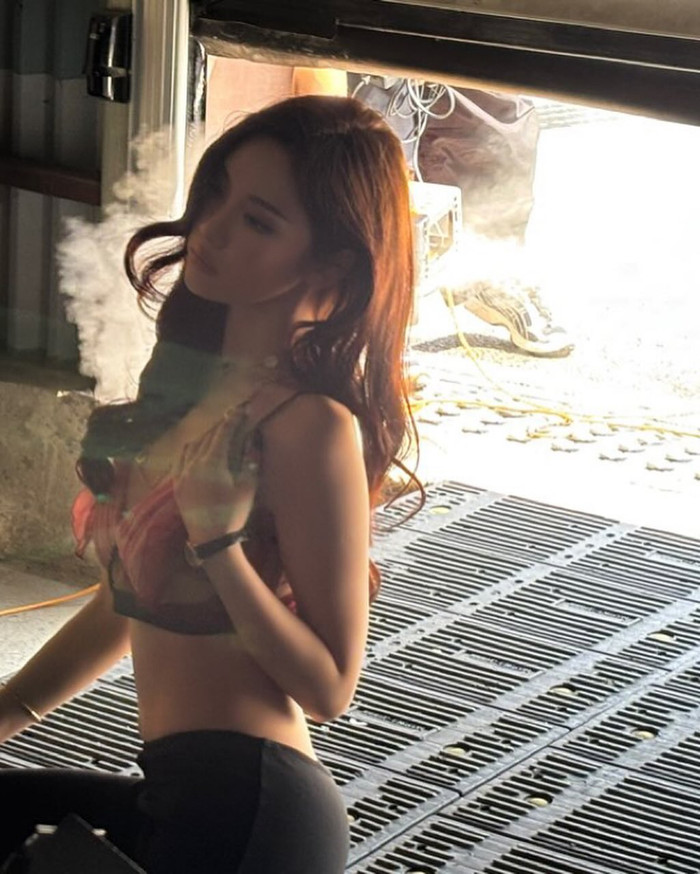 Nữ ca sĩ khá cởi mở khi diện mốt hở bạo. Ảnh: IGNV