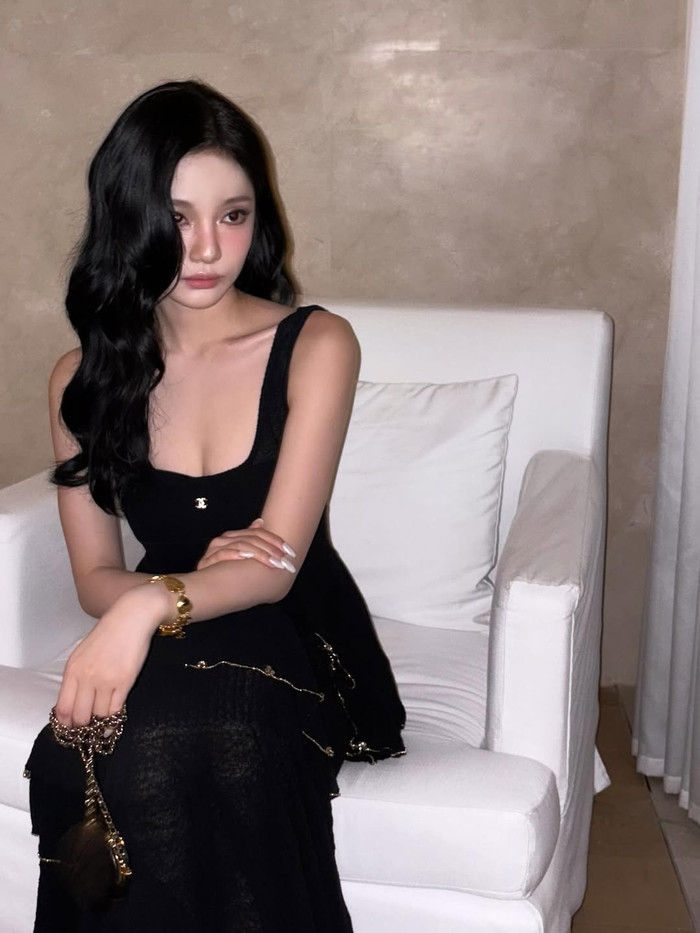 NingNing thoải mái diện váy khoét ngực. Ảnh: IGNV