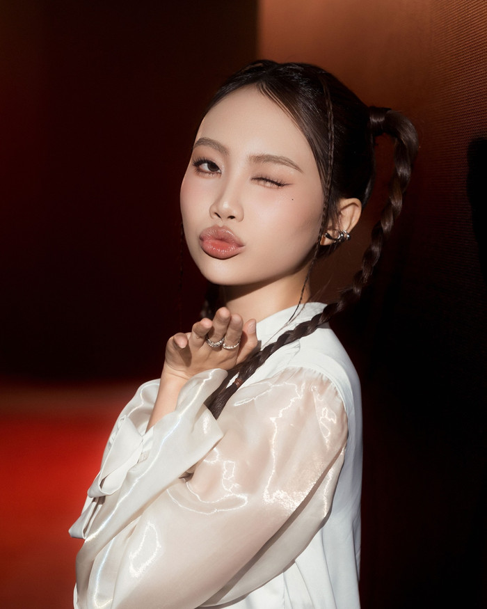 Cách Phương Mỹ Chi phối hợp giữa những món đồ có giá trị bình dân nhưng vẫn tạo hiệu ứng thị giác tốt. (Ảnh: FBNV)