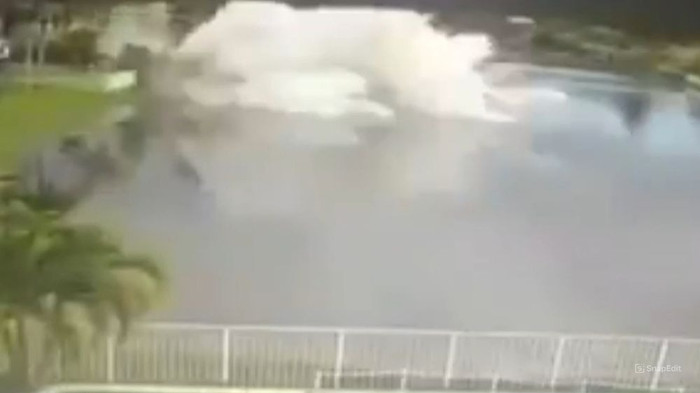 Máy bay chở hàng cứu trợ bão rơi thẳng xuống khu dân cư, nhiều người bàng hoàng Ảnh 2