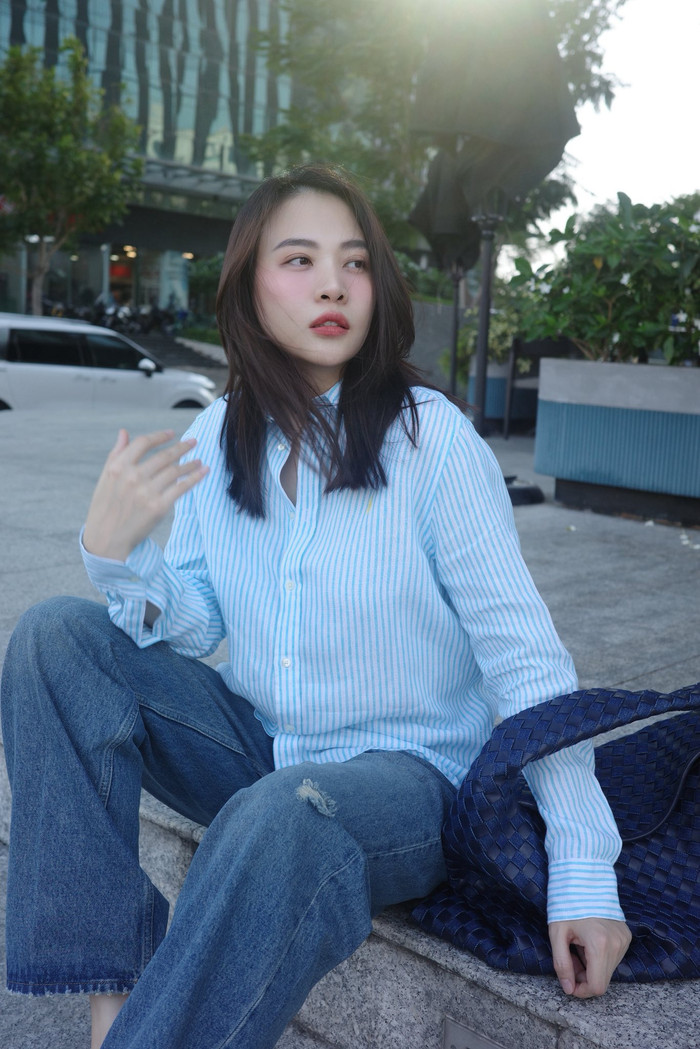 Đàm Thu Trang lựa chọn xe điện scooter để di chuyển nhanh chóng, linh hoạt. (Nguồn: FBNV)