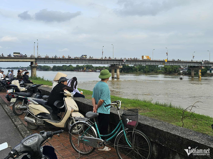 Cầu Đò Quan - nơi nghi ngờ anh H. đã nhảy xuống sông. Ảnh: VietNamNet