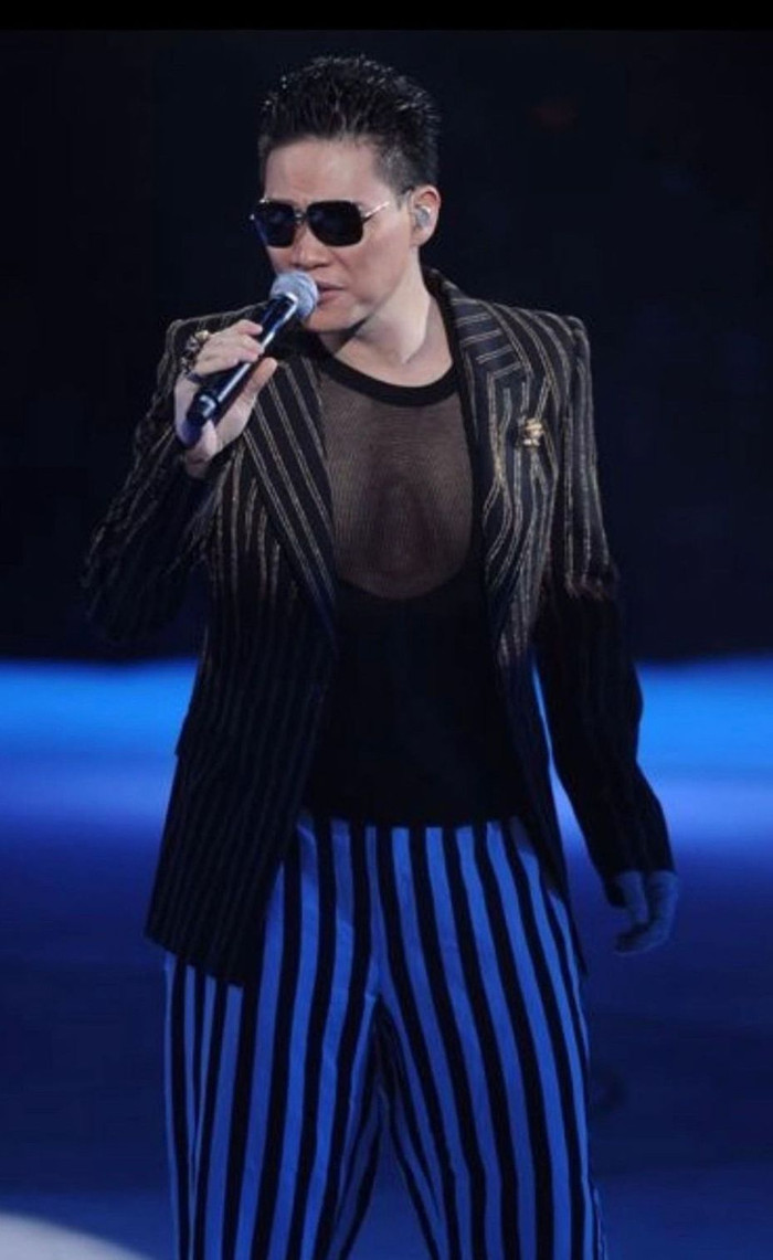 Nam ca sĩ 47 tuổi lộ ảnh ngoại tình với gái lạ khiến dư luận xôn xao, một ngày trước còn khoe ảnh tình cảm với vợ Ảnh 4