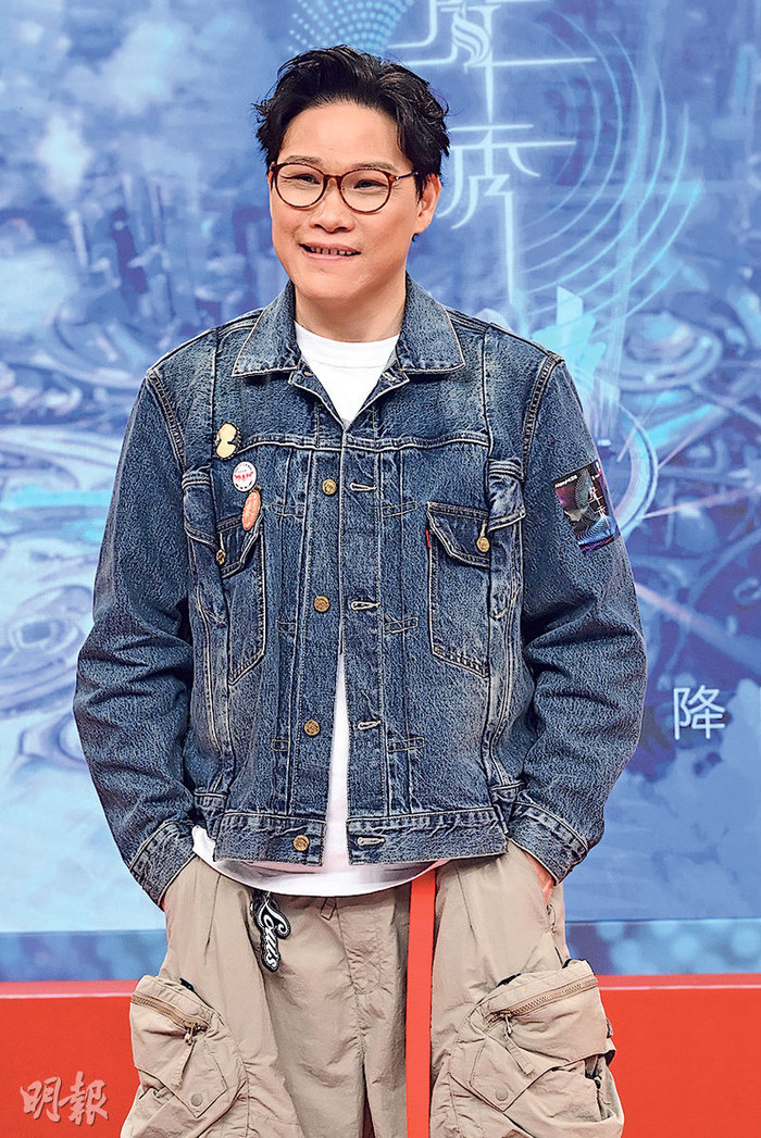 Nam ca sĩ 47 tuổi lộ ảnh ngoại tình với gái lạ khiến dư luận xôn xao, một ngày trước còn khoe ảnh tình cảm với vợ Ảnh 3