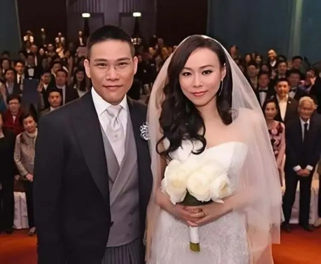 Nam ca sĩ 47 tuổi lộ ảnh ngoại tình với gái lạ khiến dư luận xôn xao, một ngày trước còn khoe ảnh tình cảm với vợ Ảnh 2