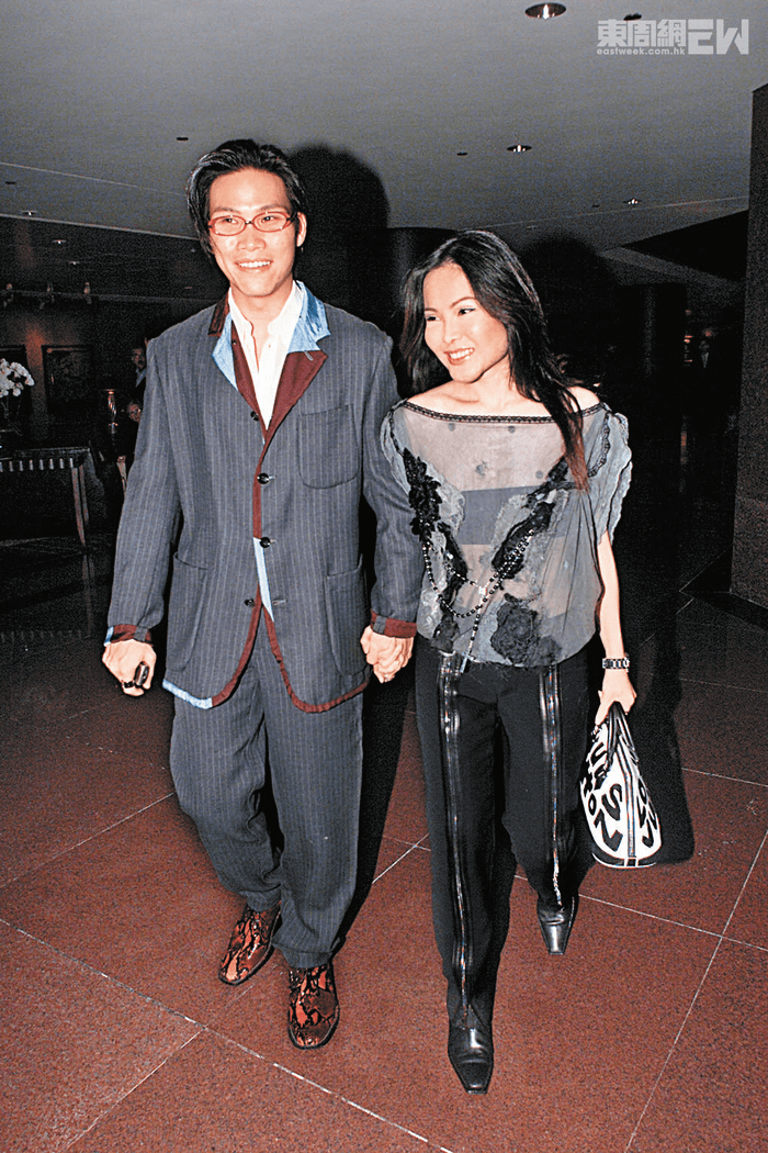 Nam ca sĩ 47 tuổi lộ ảnh ngoại tình với gái lạ khiến dư luận xôn xao, một ngày trước còn khoe ảnh tình cảm với vợ Ảnh 1