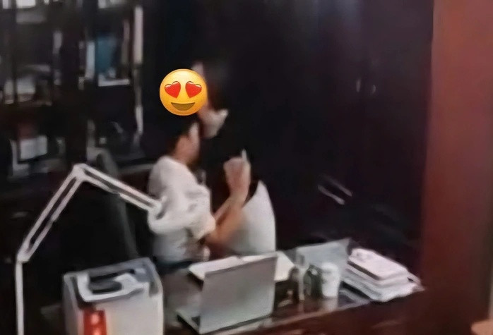 Camera an ninh ghi lại cảnh người đàn ông 'thân mật' với người phụ nữ trong phòng làm việc.