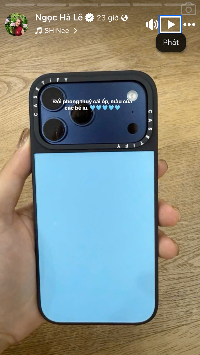 Vợ Công Lý khéo khoe điện thoại mới. Ảnh: FBNV