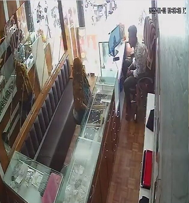 Người phụ nữ lấy bột ớt cướp tiệm vàng nhưng ném hụt, bị chủ tiệm tát vào mặt liên tiếp Ảnh 1