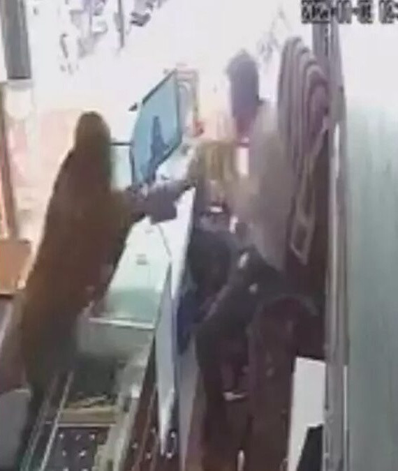 Người phụ nữ lấy bột ớt cướp tiệm vàng nhưng ném hụt, bị chủ tiệm tát vào mặt liên tiếp Ảnh 2
