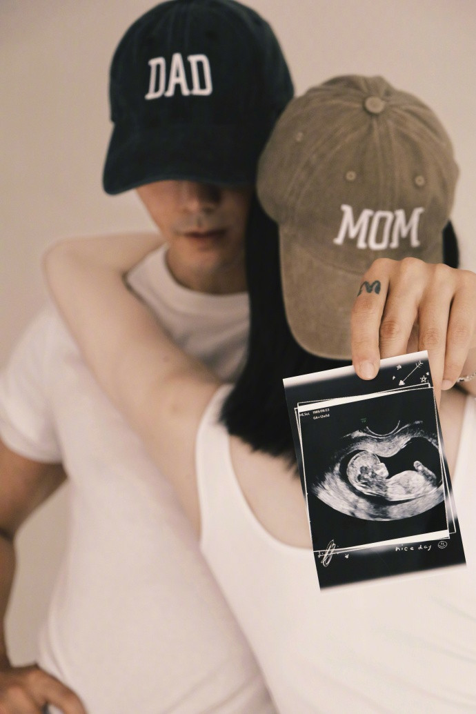 Siêu mẫu Hà Tuệ và Trần Vỹ Đình trước đó đã công khai đón con đầu lòng.