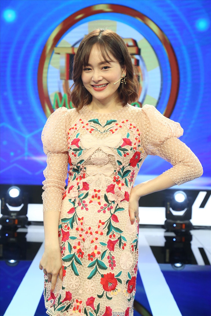 Lan Phương chọn chiếc váy đơn giản khi tham gia gameshow.