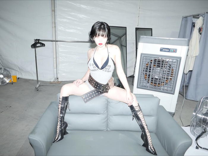 HyunA tự tin thể hiện cá tính ở hậu trường. Ảnh: IGNV