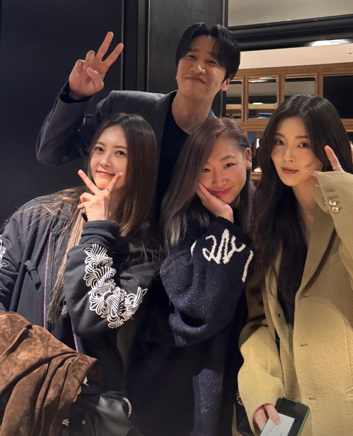 Cặp đôi Lee Kwang Soo - Lee Seon Bin hiếm hoi xuất hiện chung một khung hình sau nhiều năm hẹn hò. Ảnh: Instagram esna