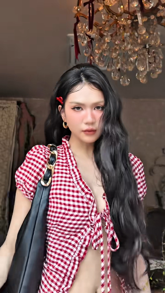 Ngọc Trinh thoải mái khoe cơ thể quyến rũ. Ảnh chụp màn hình