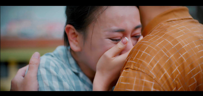 Phân cảnh Mỹ Anh bật khóc nức nở trong vòng tay bố được Phương Oanh thể hiện rất chân thực (Ảnh: NSX). 