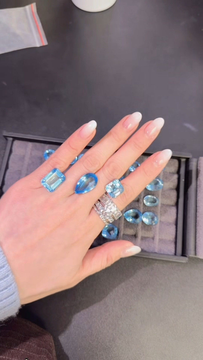 Khoảnh khắc Diệp Lâm Anh khoe các món phụ kiện trang sức giữa lúc chồng cũ ngầm công khai bạn gái mới. 