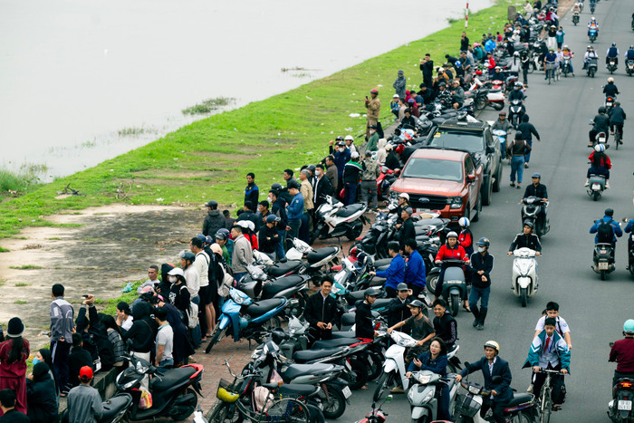 Sau gần 2 ngày tìm kiếm, lực lượng chức năng đã tìm thấy thi thể chú rể 23 tuổi nghi nhảy xuống sông Đảo. Ảnh: Đời sống Pháp luật