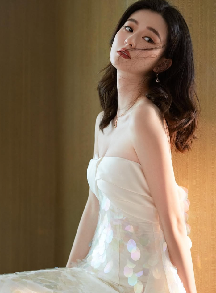 Nữ diễn viên Kiều Hân luôn hút ánh nhìn bởi phong thái điềm đạm và sang trọng của mình (Ảnh: ISNV).