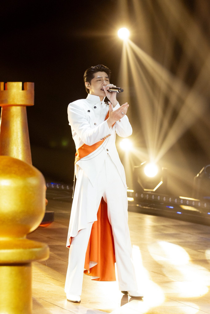 Màn biểu diễn cực sung, tràn đầy năng lượng của nam ca sĩ gây ấn tượng. (Ảnh FBNV)